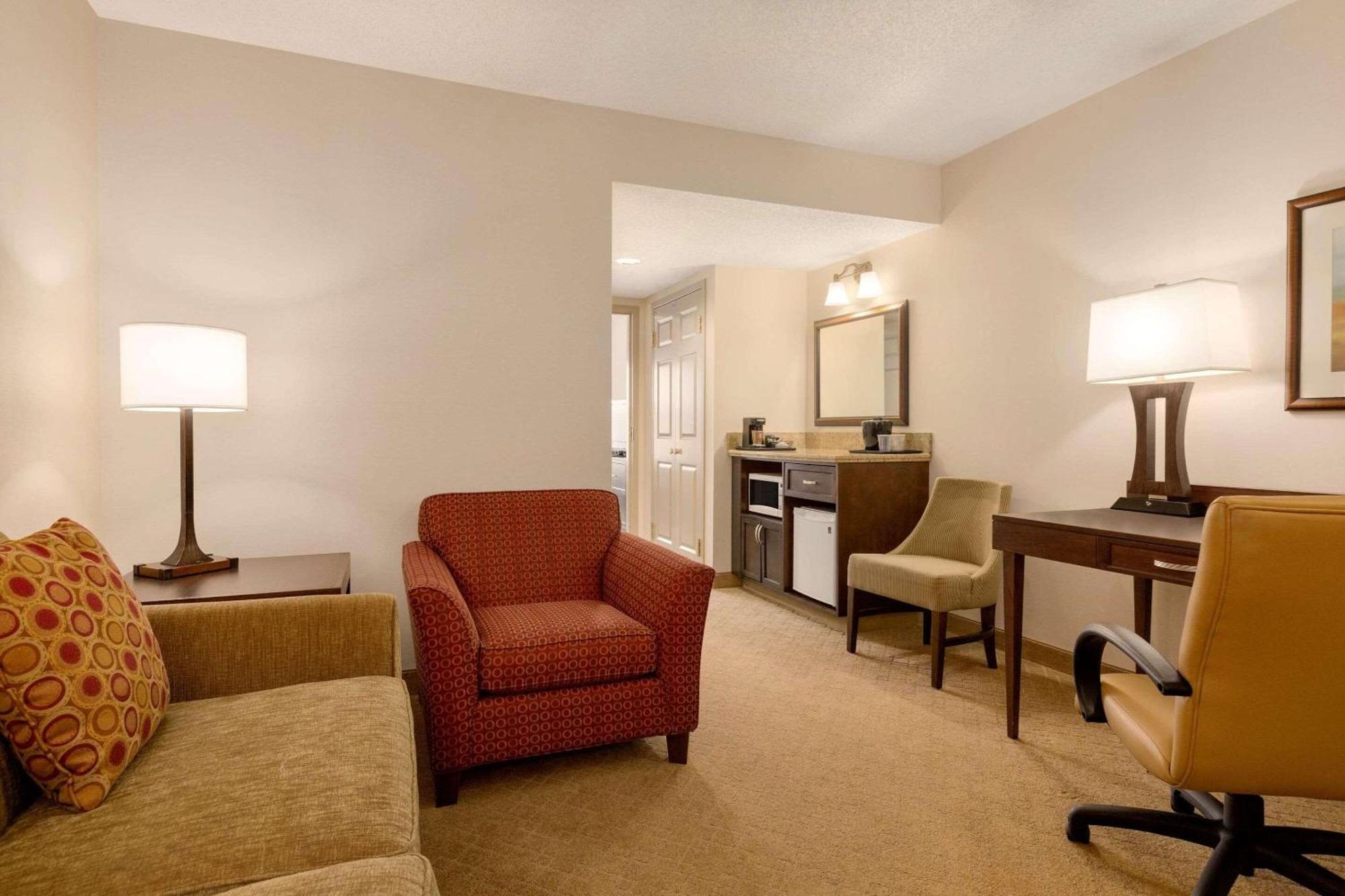 Country & By Radisson, Calgary-northeast
