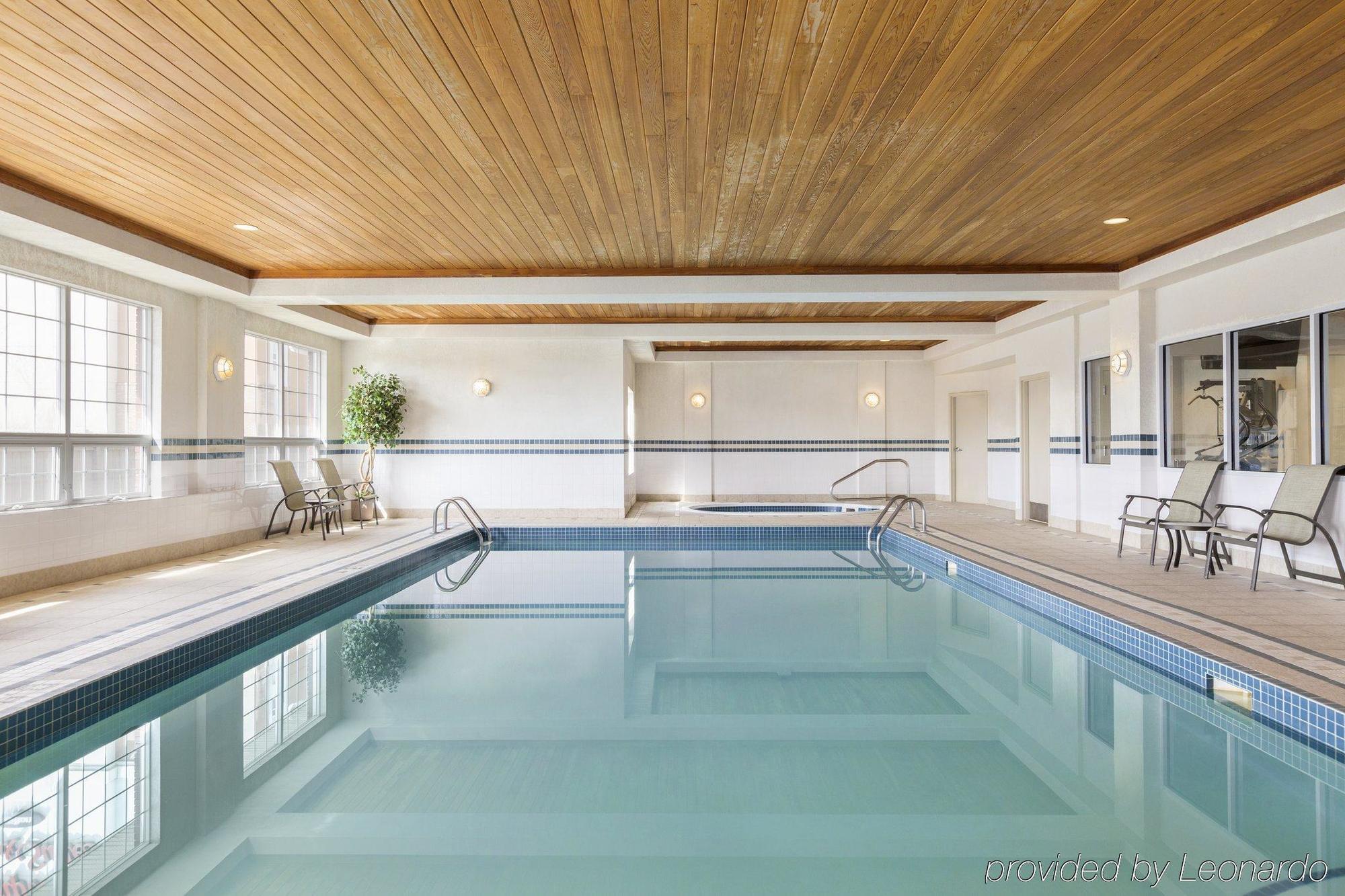 Country & By Radisson, Calgary-northeast 3*